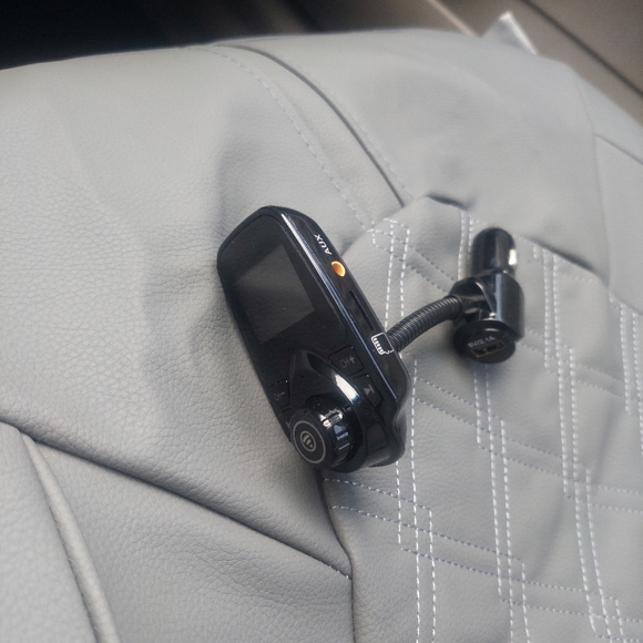 Wireless in-Car Bluetooth FM Transmitter Radio Adapter Car - Picture 2 of 3